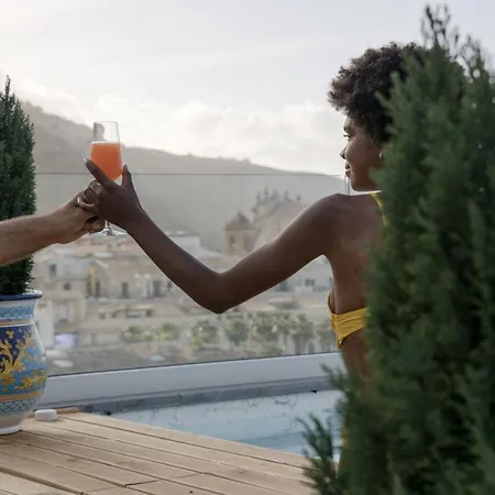 Szálloda Luxmari & 3*