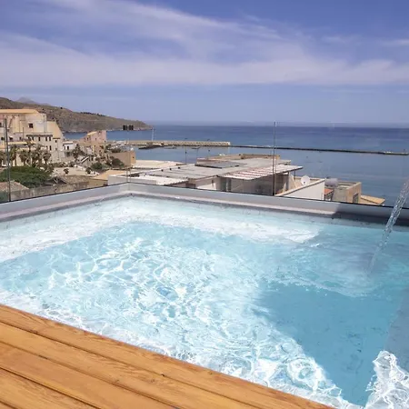 Hotel Luxmari & 3*