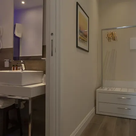 Luxmari & Szálloda 3*